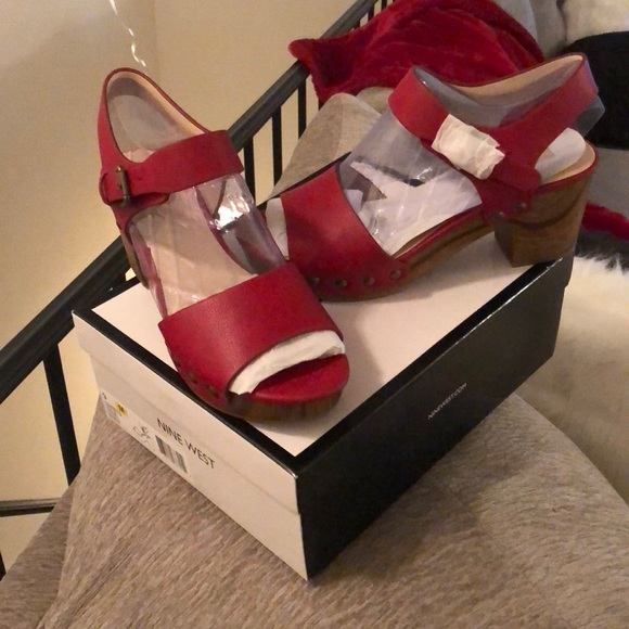 Red clogs - Picture 3 of 4